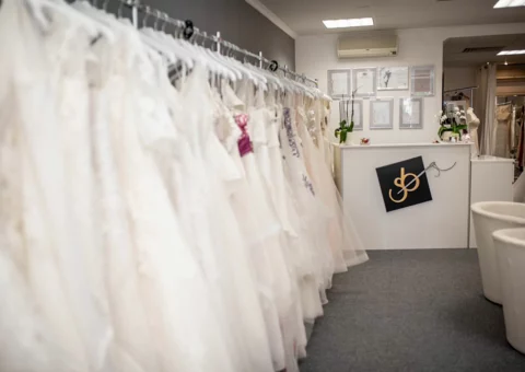 [:de]Die einzelnen Kleider von Semiha Bähr Couture sind einzigartig, extravagant und komplett anders als Andere. Denn sie entstehen aus einer Hand - von Semiha Bähr in ihrer Heimatstadt Bruchköbel designt, entworfen und gefertigt. Von Konfektionsgröße 32 - 60 und darüber hinaus finden Sie zu jeder Figur das richtige Kleid.[:]