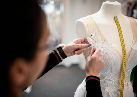 [:de]Sie suchen ein Kleid was einzigartig und nicht von der Stange ist? Sie suchen ein Unikat auf deine Körpermaße angefertigt? Ob elegante Abendkleider oder spezielle Brautkleider. Mit Handarbeit und viel Liebe für Detail fertigen wir Ihr Traumkleid nach Maß. Wir garantieren die perfekte Passform bei einer Maßanfertigung.[:]