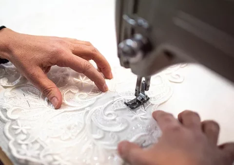 [:de]In unserem Atelier in Mittelhessen entstehen die Kleider in leidenschaftlicher meisterhafter Handarbeit und mit industrieller Fertigung. Wir kreieren das passende Kleid, nach ihren individuellen Vorstellungen und Wünschen. Sprechen Sie uns an und erwecken Sie ihren Traum zum Leben.[:]