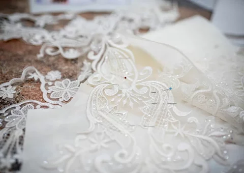 [:de]In unserem Atelier in Hessen schreiben wir die Haute Couture-Fertigung groß. Moulage für Spitzenkorsagen in höchster Schneiderperfektion werden von der Designerin an der Schneiderpuppe vorgenommen um ein harmonisches Gesamtbild zu kreiren.[:]