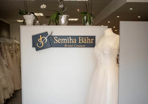 [:de]Semiha Bähr Couture ist eine Marke die international anerkannt ist. Wir entwerfen, produzieren und fertigen für jede Konfektionsgröße und jeden Anlass das richtige Outfit für Damenoberbekleidung. Unser Standort ist in Bruchköbel - nahe Frankfurt, nicht weit entfernt von der Hauptstadt Wiesbaden und dem schönen Taunus.[:]