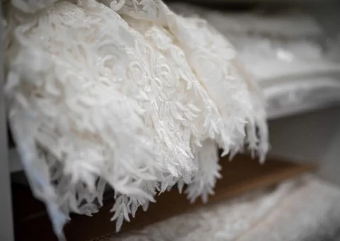 [:de]Bei unseren Traumkleidern verwenden wir nur hochwertige Stoffe wie Seide, Tüll, Jacquard, Organza, Softtüll, Spitze, Seidentüll, Mikadoseide und Glitzertüll. Die Stoffauswahl ist besondern wichtig um den Traum jeder Braut zu erfüllen. Beliebt sind Spitze mit Perlen, Glitzer und Pailletten sowie verschiedene Chiffonarten.[:]
