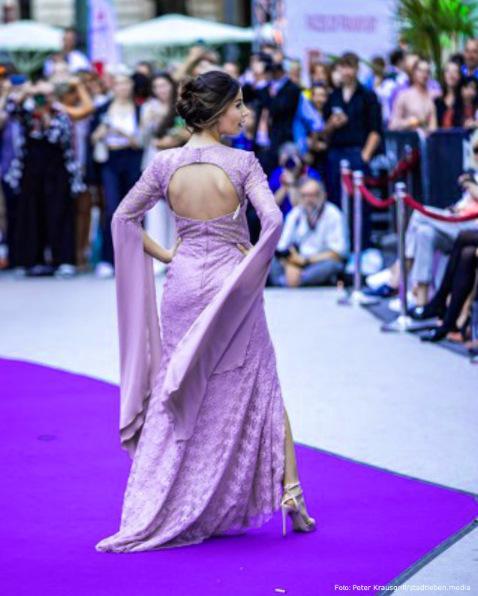 Abendkleid in Blush mit langemÄrmel und tiefem Rückenausschnitt