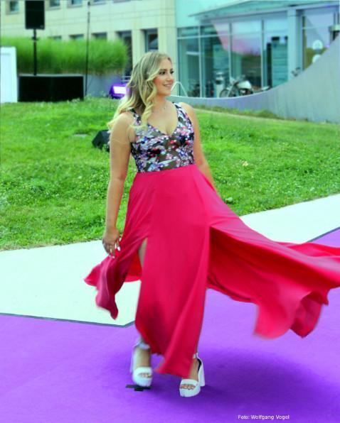 Abendkleid für Curvy Damen, mit zwei Beinschlitz vorne und schönem Glitzer Oberteil
