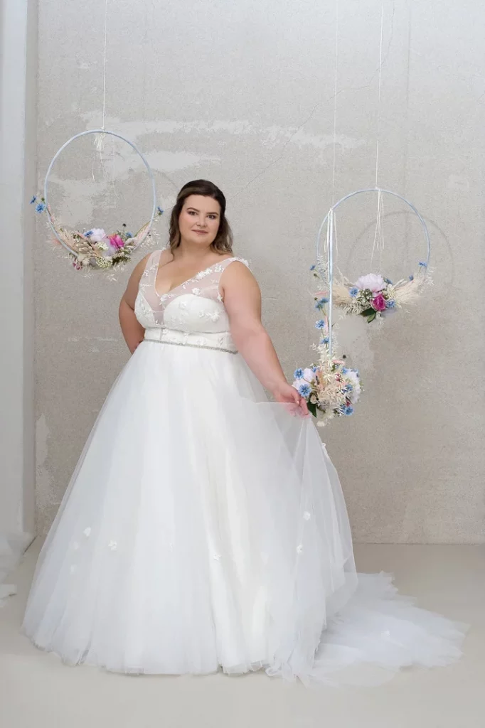 [:de]Curvy-Prinzessinen-Brautkleid mit 3D-Spitze und Glitzer-Tüll[:]