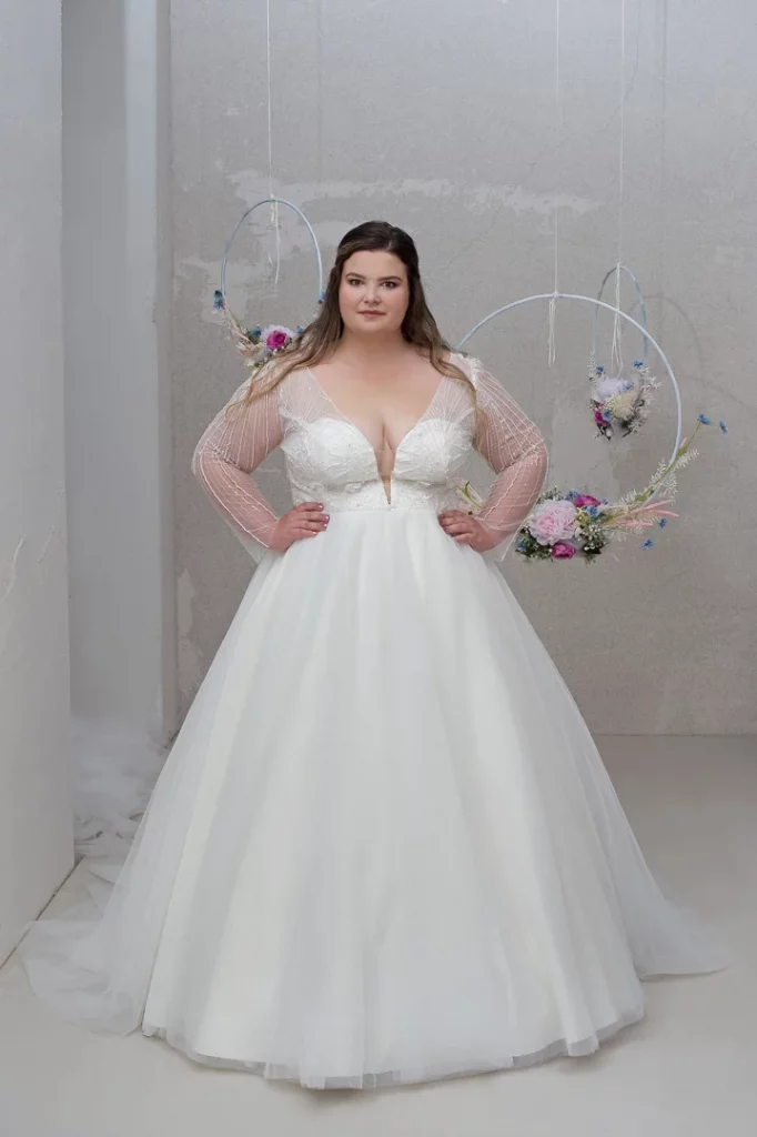 [:de]Curvy-Prinzessinen-Brautkleid mit langen Ärmeln und sexy Ausschnitt[:]