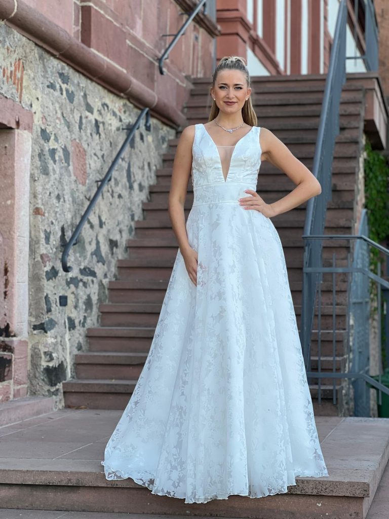 Schlichte und moderne Brautkleider