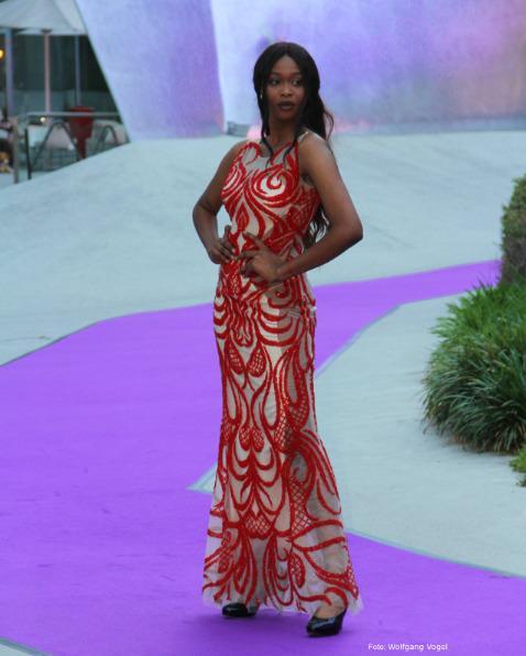 Elegantes, Enges, Transparentes, Ball Robe in rot.