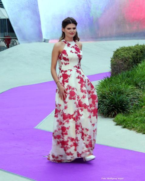 Rot/weises Ballkleid mit tiefem Rückenausschnitt und sexy beinschlitz