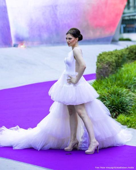 Exravagantes Ballrobe, Brautkleid, vorne kurz hinten lang.