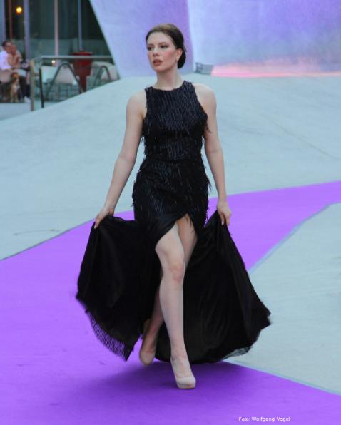 Abenkleid-Redcarpetdresse aus Pailleten Spitze und sexy Bainschlitz in Schwarz.