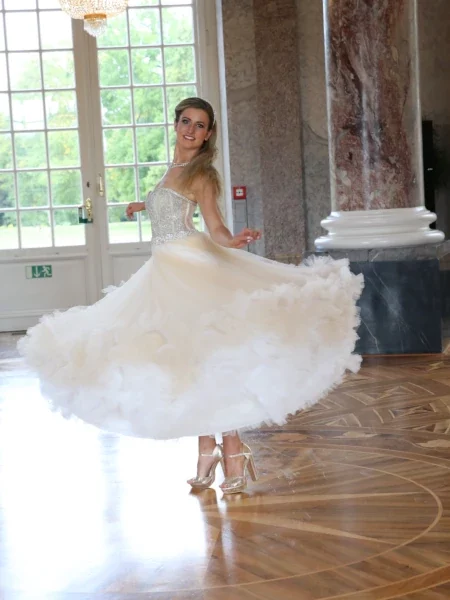 Kurzes modernes Brautkleid im 50er Jahre Style